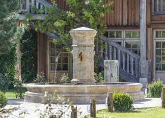 Fototapeta na wymiar fontaine calme jardin