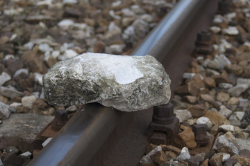Kamienie ułożone na torach kolejowych