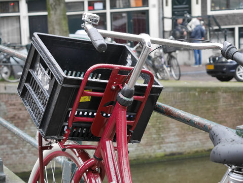 rotes Fahrrad in Amsterdam