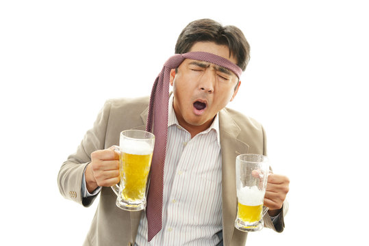 ビールを飲みすぎたサラリーマン