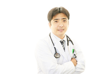 診療中の笑顔の医師