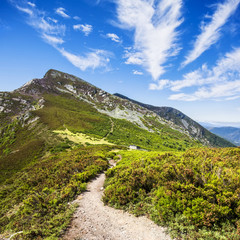 Obraz premium Mountain ridge and blue sky with clouds in Los Ancares, Leon.
