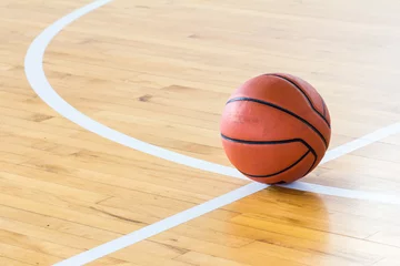 Photo sur Plexiglas Sports de balle Basketball ball over floor in the gym