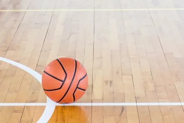 Crédence de cuisine en verre imprimé Sports de balle Basketball ball over floor in the gym