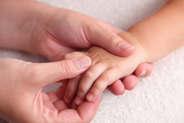 Obraz na płótnie Canvas Mother massaging child's hand