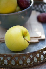 Ernte im Herbst, grüne Äpfeln und Pflaumen