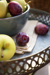 Ernte im Herbst, grüne Äpfeln und Pflaumen