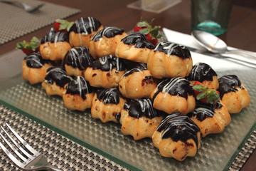 Eclair with hot chocolate