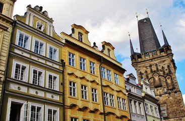 Fototapeta premium Prag, Hausfassaden und Brückenturm