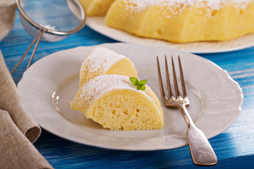 Lemon bundt cake with semolina