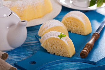 Lemon bundt cake with semolina