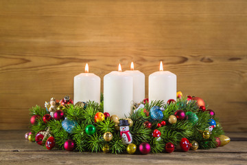 Heiligabend: Adventskranz mit vier brennenden Kerzen