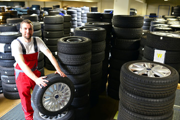 Reifenlagerung in Werkstatt // Warehouse with tires