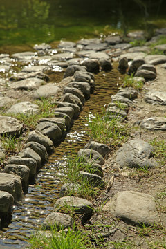 alignement de pierres et ruisseau