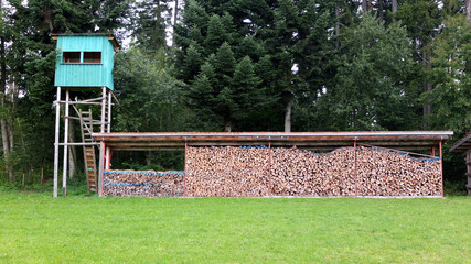 Hochstand und Brennholzlager © focus finder