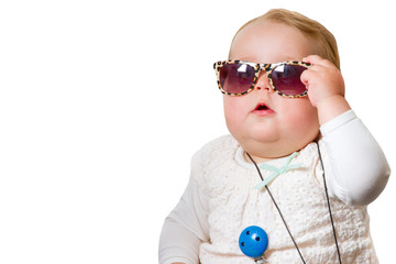 Lustiges Baby mit Sonnenbrille - freigestellt