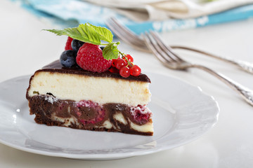 Cheesecake with berries on a brownie layer