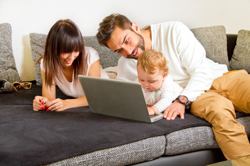 Junge Familie zusammen am Computer