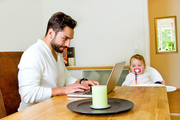 Vater beim Arbeiten am Computer