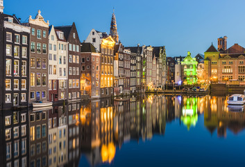 Obraz premium The Damrak canal in Amsterdam, Netherlands.