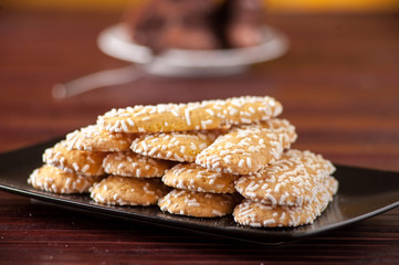 Savoiardi piatti guarniti con granella di zucchero,