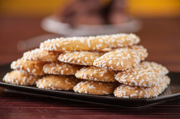 Savoiardi piatti guarniti con granella di zucchero,