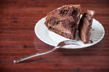 Piattino con fette di torta al cioccolato farcita e ricoperta