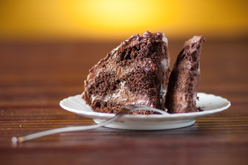 Piattino con fette di torta al cioccolato farcita e ricoperta