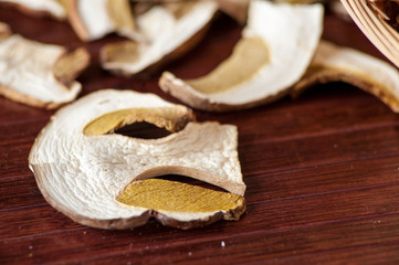 Fette di funghi porcini essicati
