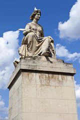 Fototapeta na wymiar Statue on Pont du Carrousel in Paris