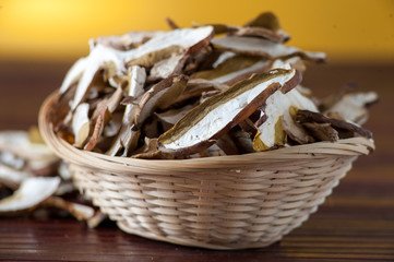 Funghi porcini essicati a fette nel cestino di vimini