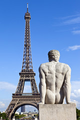 Fototapeta na wymiar Statue facing the Eiffel Tower in Paris
