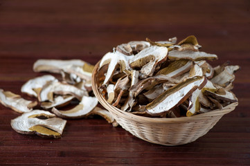 Funghi porcini essicati a fette nel cestino di vimini