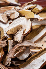 Fette di funghi porcini essicati