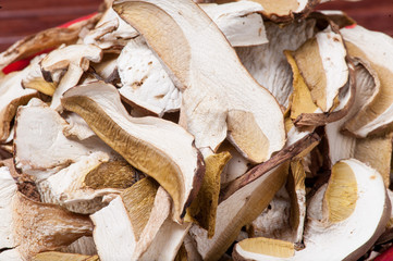 Fette di funghi porcini essicati