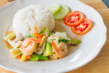 Stir fried mixed vegetables with seafood