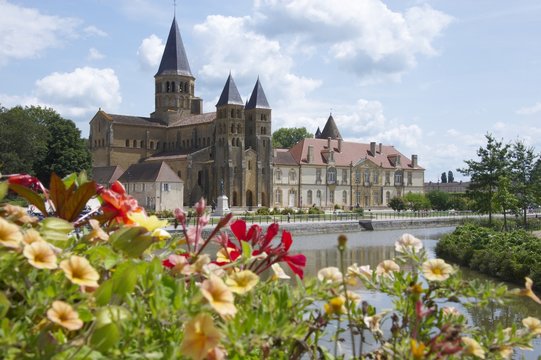 abbaye de paray le monial en bourgogne france