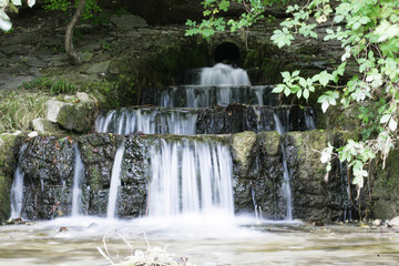 Fototapeta na wymiar mehrstöckiger Wasserfall