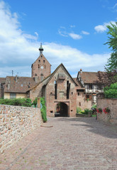 Fototapeta na wymiar das Obertor im bekannten Weinort Riquewihr im Elsass