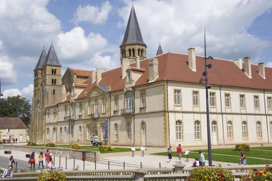 abbaye de paray le monial en bourgogne france
