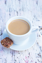 чашка кофе с молоком и шоколадом