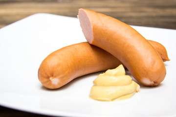 Bockwurst auf Teller mit Senf