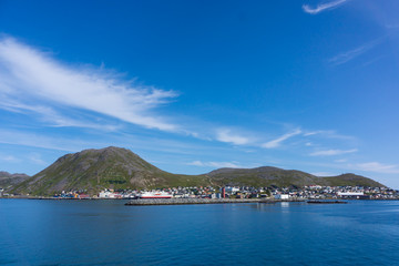 Blick vom Meer auf Honningsvag