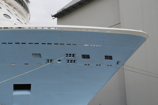 Ein Kreuzfahrtschiff in einem Hafen