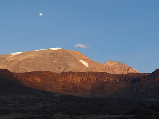 Crépuscule sur le Kilimanjaro, toit de l'Afrique