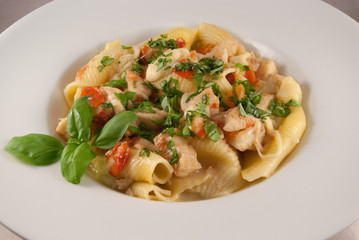 Kabeljau-Tomaten-Ragout mit Mozzarella auf Conchiglioni
