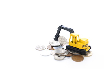お金とショベルカー