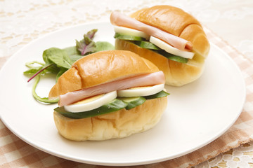 ロールパンのサンドイッチ