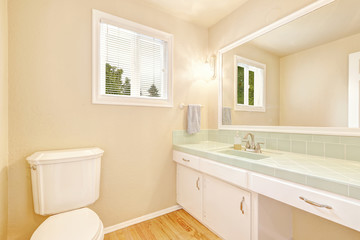 Naklejka na ściany i meble Bright bathroom in light tones