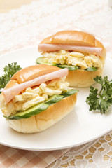 ロールパンの玉子サンド